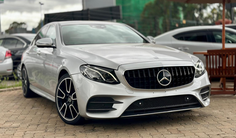
								Mercedes-Benz E-class 200 full									