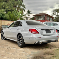 
										Mercedes-Benz E-class 200 full									