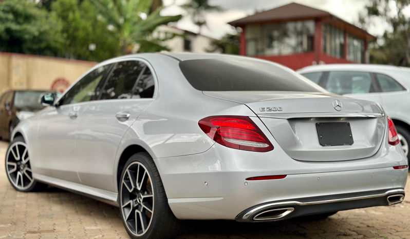 
								Mercedes-Benz E-class 200 full									