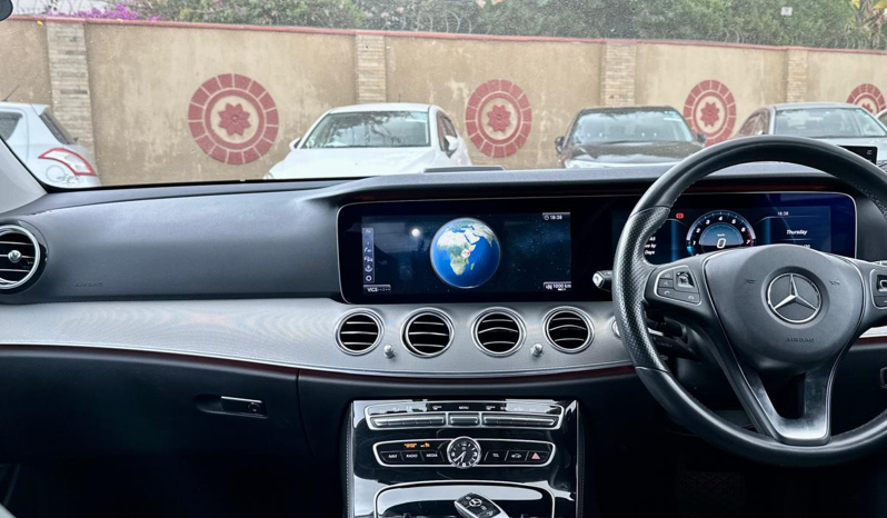 
								Mercedes-Benz E-class 200 full									