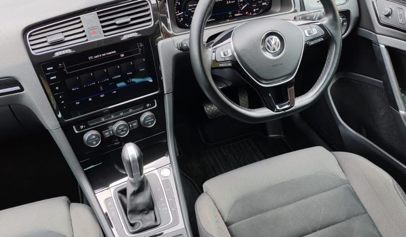 
								Volkswagen Golf full									