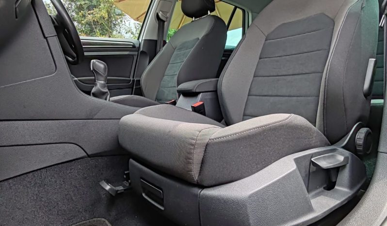
								Volkswagen Golf full									