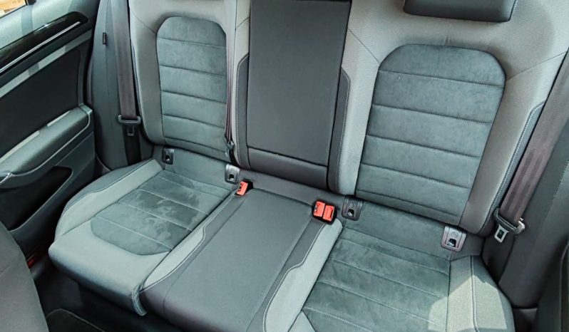 
								Volkswagen Golf full									