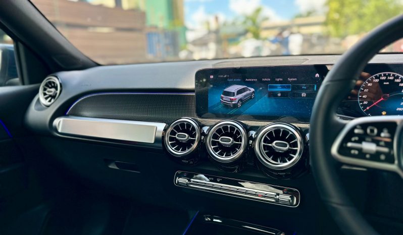 
								Mercedes Benz GLB250 4MATIC full									